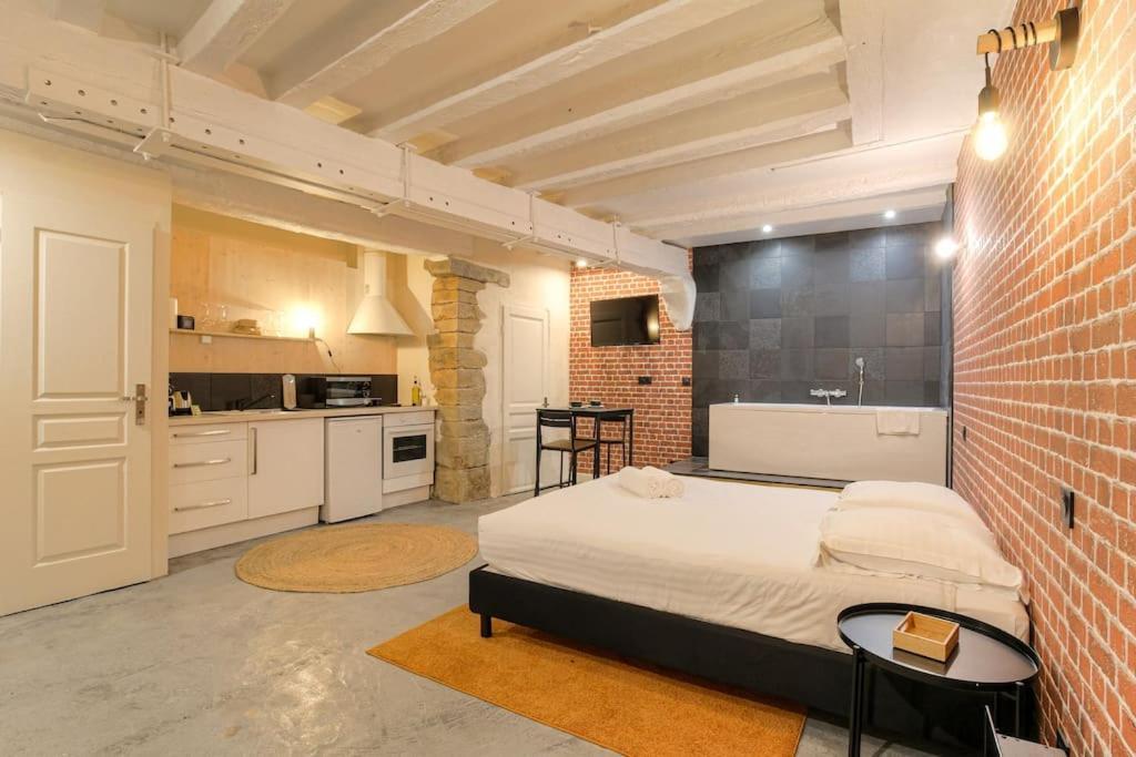 Industrial-Style Studio With Bathtub, Vieux-Lyon Ngoại thất bức ảnh