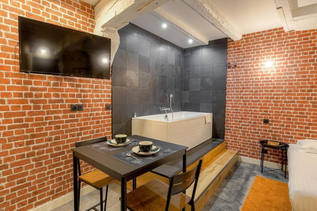 Industrial-Style Studio With Bathtub, Vieux-Lyon Ngoại thất bức ảnh
