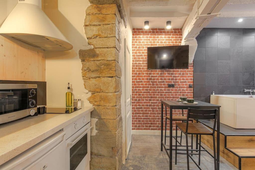 Industrial-Style Studio With Bathtub, Vieux-Lyon Ngoại thất bức ảnh