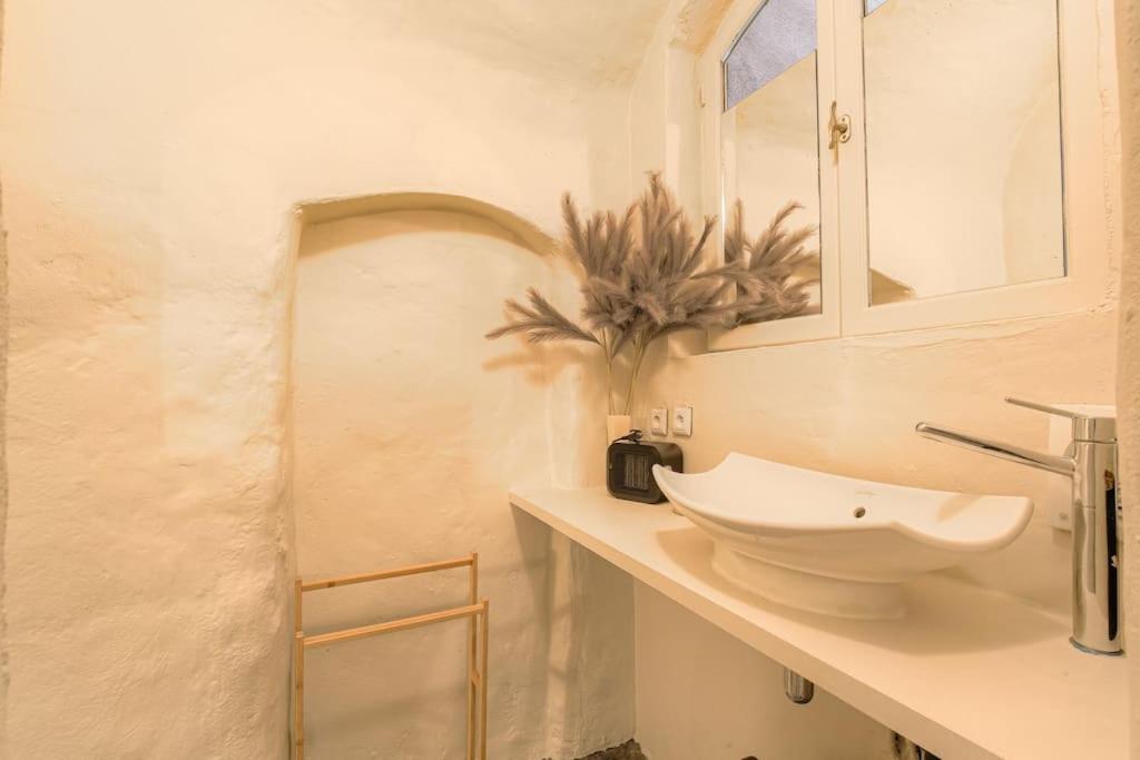 Industrial-Style Studio With Bathtub, Vieux-Lyon Ngoại thất bức ảnh