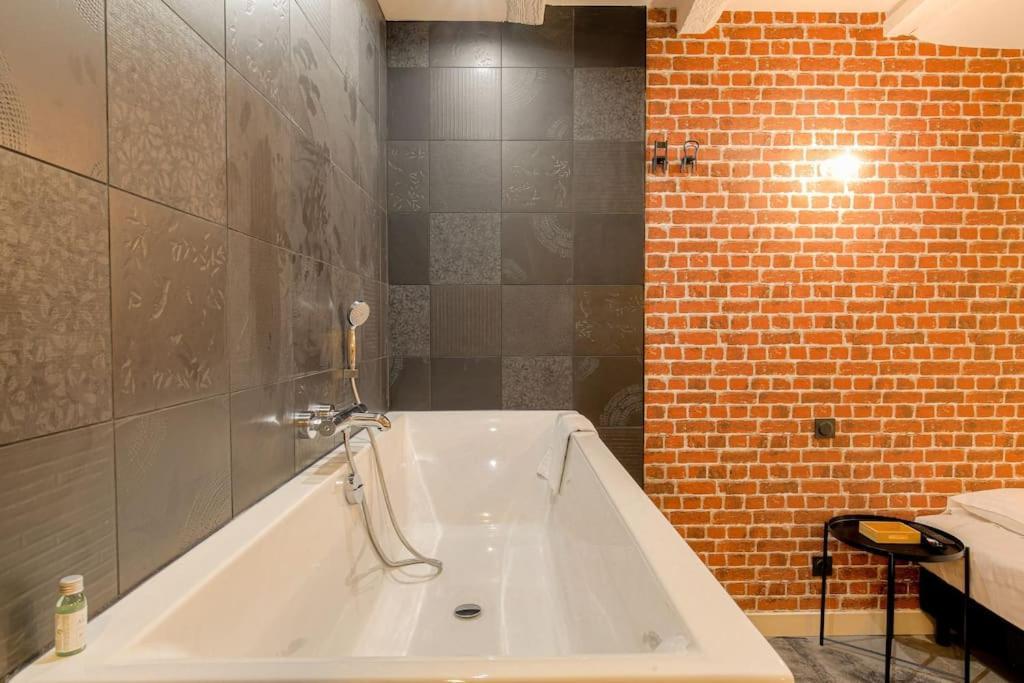 Industrial-Style Studio With Bathtub, Vieux-Lyon Ngoại thất bức ảnh