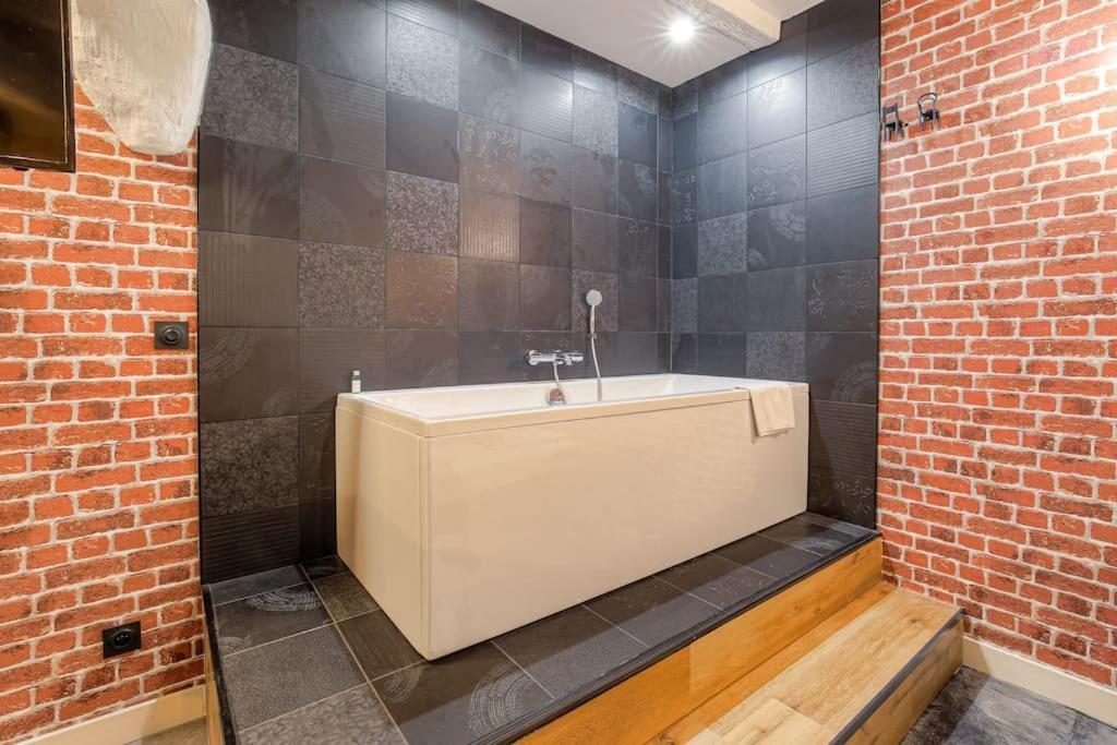 Industrial-Style Studio With Bathtub, Vieux-Lyon Ngoại thất bức ảnh