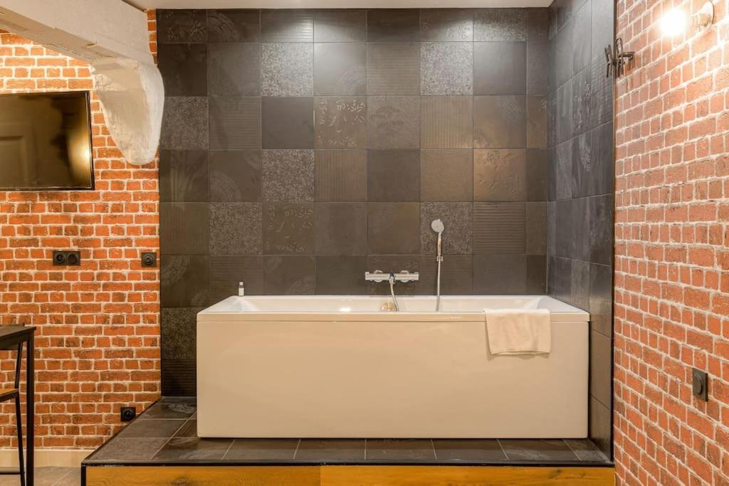 Industrial-Style Studio With Bathtub, Vieux-Lyon Ngoại thất bức ảnh